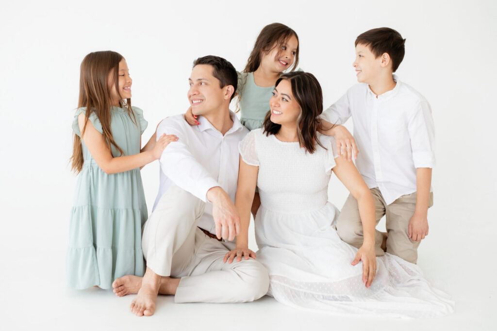 Natural light photo studio white background family session Mother's Day